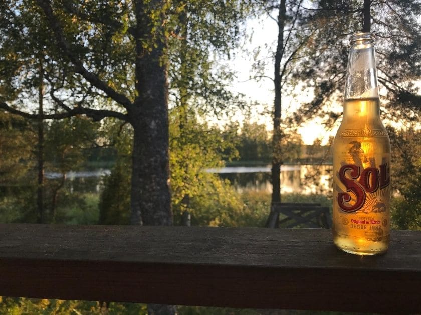 フィンランドのサマーコテージ。サウナ後のビール。